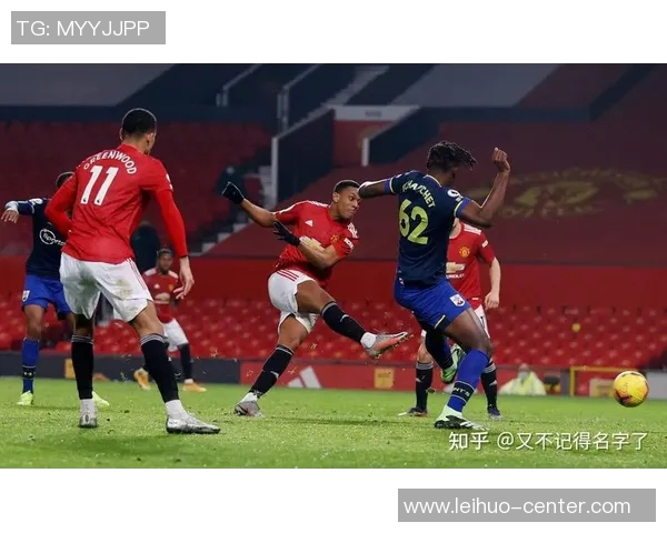 意甲激战:里昂大胜曼联红牌事件引发全场热议 意甲激战:里昂大胜曼联红牌事件引发全场热议