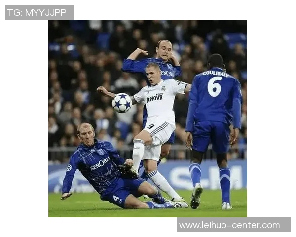 切尔西与巴黎圣日耳曼友谊赛平局补时争议进球引发全场热议