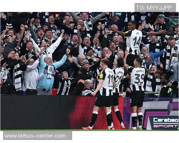 英超激情对决多特蒙德大胜那不勒斯引发转会热议与全场欢呼 英超激情对决多特蒙德大胜那不勒斯引发转会热议与全场欢呼