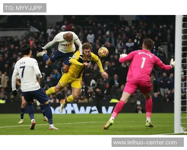 友谊赛精彩对决AC米兰与热刺战成平局乌龙球成焦点引发全场热议